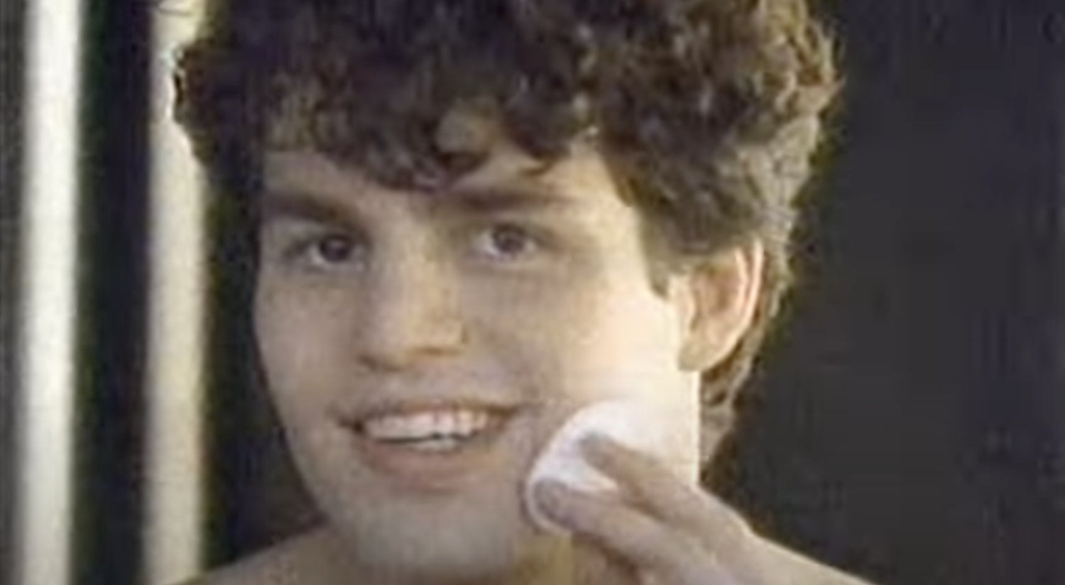Regardez un jeune Mark Ruffalo zapper ses boutons dans la publicité Clearasil de 1989